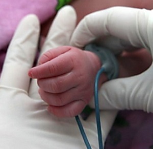 Измерение сатурации у новорожденного на запястье руки фото